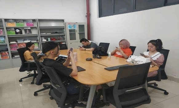 由中国外语教材与教法研究中心和上海外