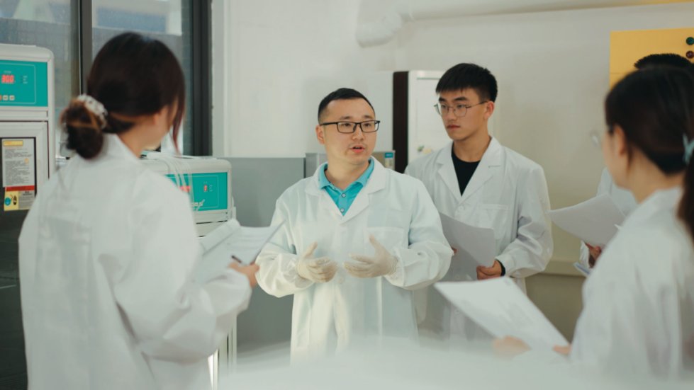 青年教师模范罗超