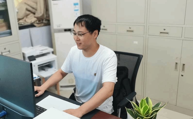 刻苦钻研 忘我工作