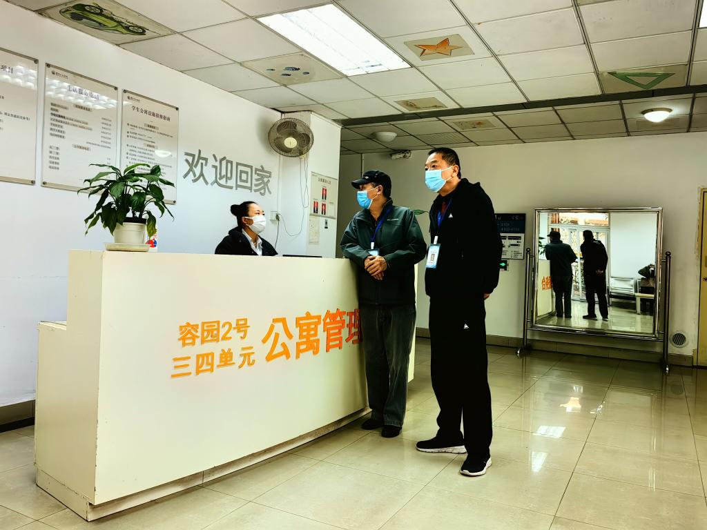 近50名教职工义无反顾