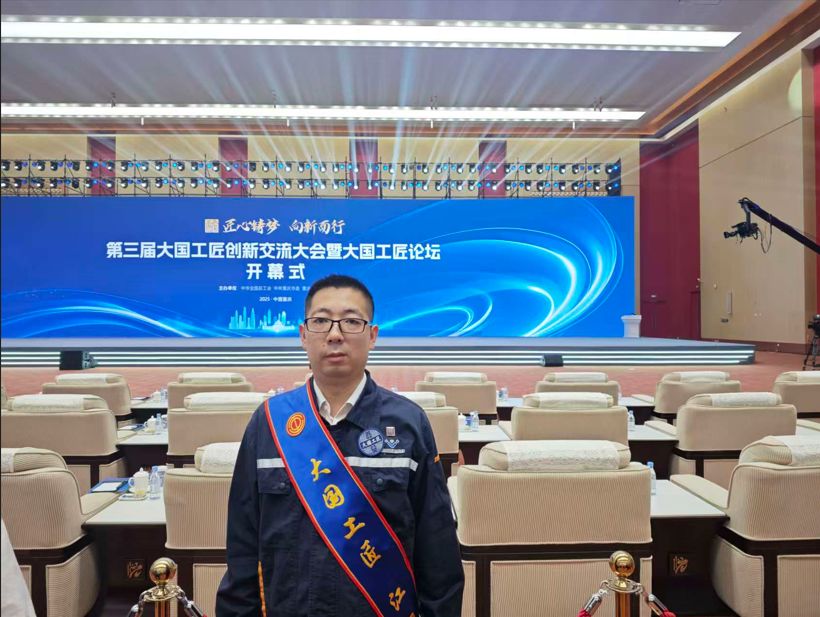 在炽热的炼钢炉前书写了从中专生到大国