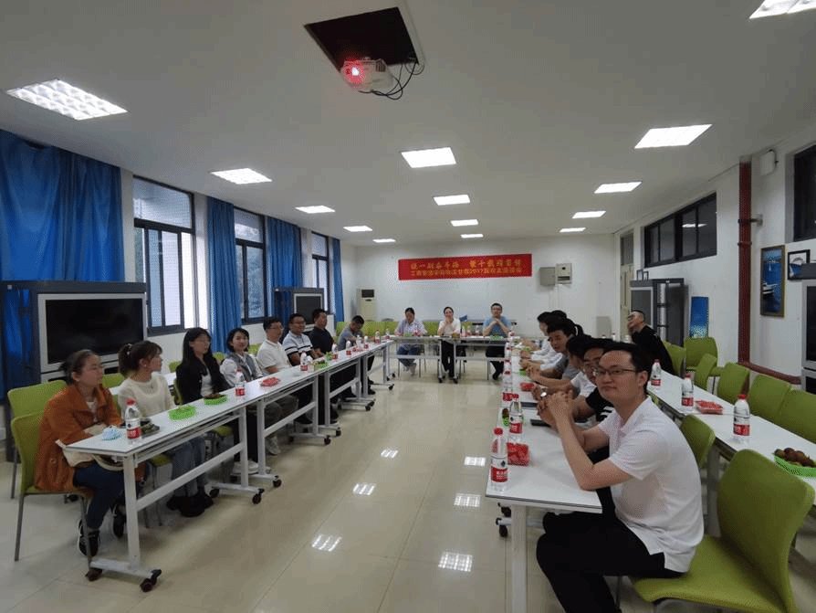 为进一步做好校友工作